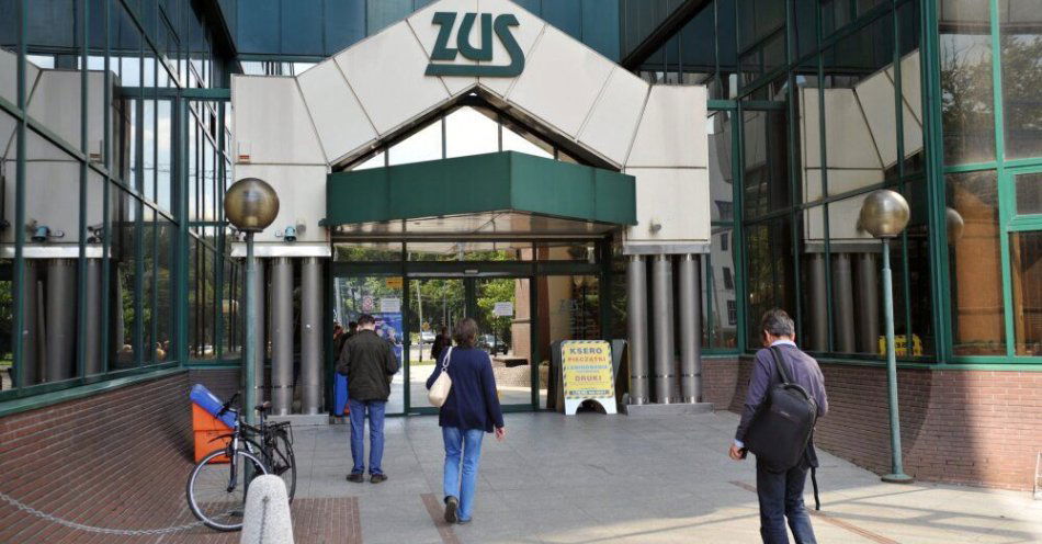 zdjęcie: ZUS: od początku roku wpłynęło blisko 200 tys. wniosków o zaświadczenie ws. stażu pracy / Szczecin , 04.09.2012. Zakład Ubezpieczeń Społecznych. (mb/awol) PAP/Marcin Bielecki