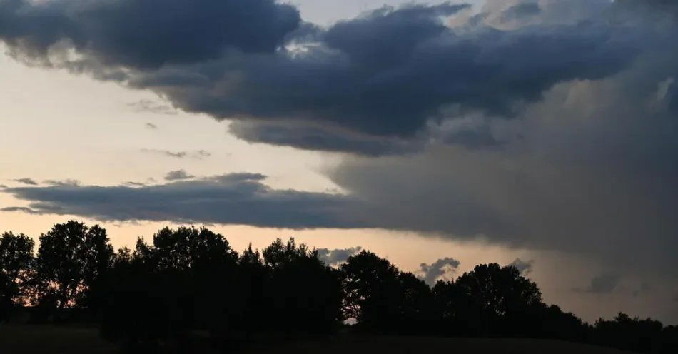 zdjęcie: Najbliższe dni pogodne; noce z temperaturą minimalną do 6-7 st. C / Mokrzyn, 14.07.2024. Chmury deszczowe nad Mokrzynem, 14 bm. (aj/dw) Andrzej Jackowski