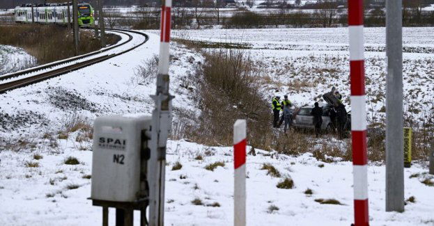Zderzenie pociągu z autem pod Koszalinem; ruch na torach wstrzymany