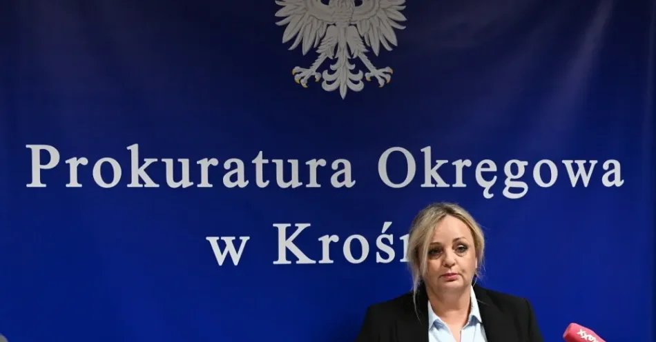 zdjęcie: Prokuratura w Krośnie chce przenieść śledztwo ws. wypadku autokaru na Węgrzech do Polski / Krosno, 17.08.2026. Rzecznik prasowy Porkuratury Okręgowej prok. Marta Kolendowska-Matejczuk podczas konferencji prasowej w siedzibie Prokuratury Okręgowej w Krośnie, 17 bm. Konferencja dot. wypadku polskiego autokaru na Węgrzech. (jm) PAP/Darek Delmanowicz