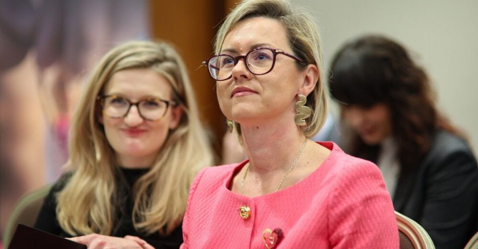 zdjęcie: Państwowa komisja ds. pedofili wydała 16 postanowień o wpisie do rejestru sprawców i 10 o odmowie / Warszawa, 19.11.2025. Przewodnicząca PKDP Joanna Napierała (L) i wiceprzewodnicząca Katarzyna Komoniewska (P) podczas ogólnopolskiej konferencji
