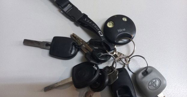 Dzierżoniowscy policjanci odzyskali trzy skradzione samochody, sprawca odpowie dodatkowo za kradzież okularów i słuchawek