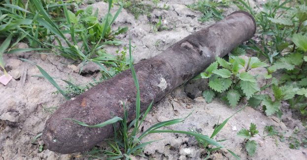 Pocisk artyleryjski z czasów wojny znaleziony na polu