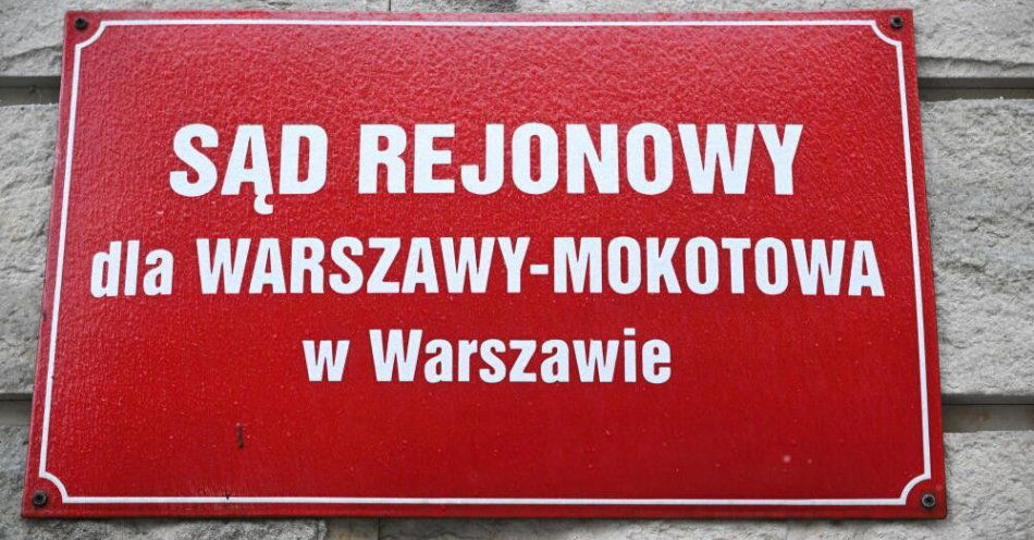 zdjęcie: Sąd nie uwzględnił wniosku o wyłączenie sędzi rozpatrującej sprawę aresztu dla b. szefa MS / Warszawa, 15.01.2026. Tabliczka na Sądzie Rejonowym dla Warszawy-Mokotowa, 15 bm. Sąd odroczył poprzednie posiedzenie ws. wniosku prokuratury o tymczasowy areszt dla byłego ministra sprawiedliwości, posła PiS Zbigniewa Ziobry. O odroczenie wnioskowali pełnomocnicy Zbigniewa Ziobry. Powodem było niedołączenie materiałów niejawnych do wniosku prokuratury. Prokuratura chce postawić Ziobrze łącznie 26 zarzutów w śledztwie dotyczącym nieprawidłowości w Funduszu Sprawiedliwości. (rp/mgut) PAP/Radek Pi