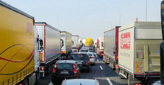 Przed granicą państwa w Zgorzelcu, na autostradzie A4, korek ma osiem km