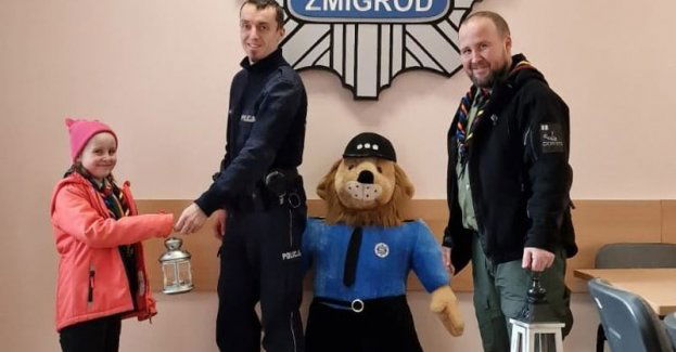 Harcerze z 22 Szczepu Mexyk przekazali żmigrodzkim policjantom Betlejemskie Światełko Pokoju