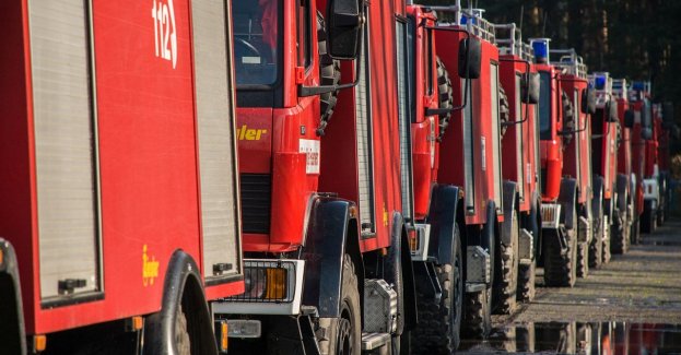 Blisko 40 jednostek straży gasi pożar hałdy odpadów w Rawiczu