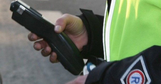 Nietrzeźwy kierowca bez uprawnień zasnął za kierownicą