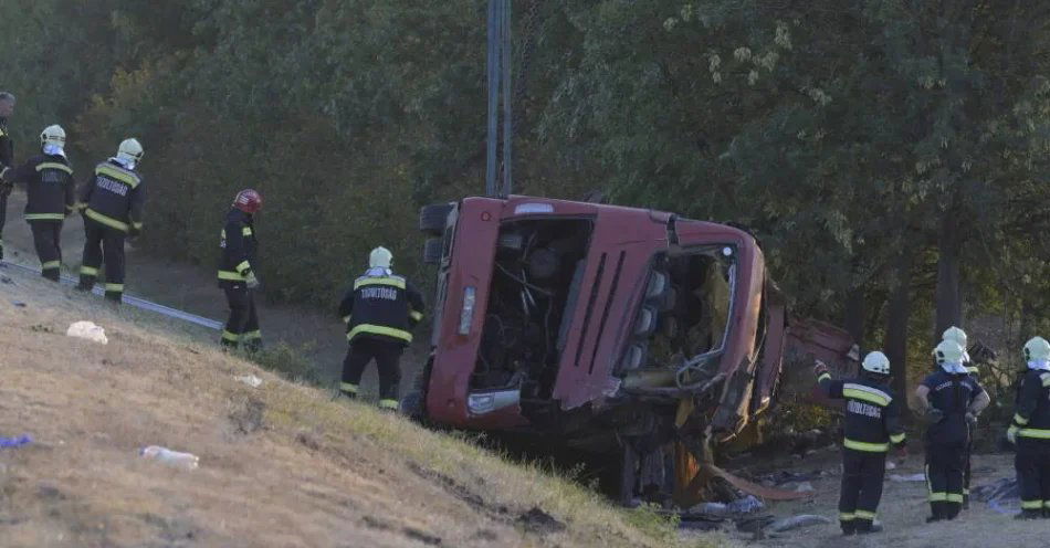 zdjęcie: Rzecznik WIM: wojskowi lekarze udali się na Węgry, by ustalić termin kolejnego transportu do Polski rannych w wypadku autokaru / Służby ratunkowe na miejscu zdarzenia po tym, jak autokar turystyczny jadący z Polski zjechał z drogi i przewrócił się do rowu wzdłuż autostrady M3 między Mezokeresztes i Mezonagymihaly na Węgrzech, 16 sierpnia 2026 r. Dwanaście osób zginęło, a inne zostały ciężko ranne. EPA/ZOLTAN MATHE HUNGARY OUT Dostawca: PAP/EPA.