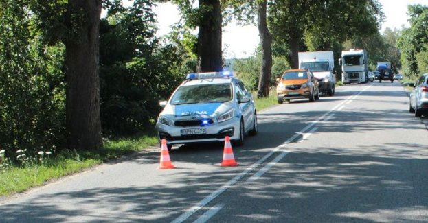 Policjanci ustalają przyczyny wypadku z udziałem rowerzystów