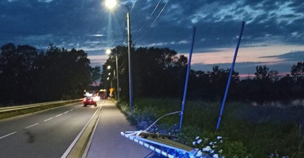 Osiek. Rowerzysta wjechał w przewrócony znak drogowy