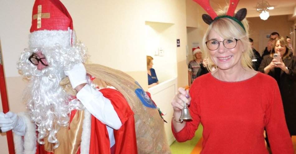 zdjęcie: Policjanci i Mikołaj odwiedzili dzieci w sądeckim szpitalu / fot. KMP w Nowym Sączu