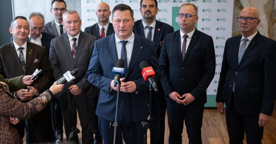 zdjęcie: PSL postuluje koniec przestawiania zegarków i zmiany czasu / Poznań, 25.10.2025. Prezes Zarządu Wojewódzkiego Polskiego Stronnictwa Ludowego, poseł Krzysztof Paszyk (4P), członek zarządu Wojewódzkiego PSL woj. wielkopolskiego, Paweł Henicz (2P) oraz posłowie PSL Jacek Tomczak (3P) i Michał Pyrzyk (4L) na konferencji prasowej w siedzibie Uniwersytetu im. Adama Mickiewicza w Poznaniu, 25 bm. (aldg) PAP/Jakub Kaczmarczyk