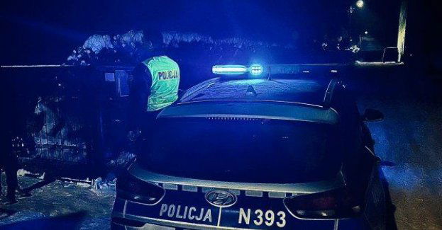 85-latek odnaleziony w śniegu i na mrozie. W ostatniej chwili pomogli policjanci