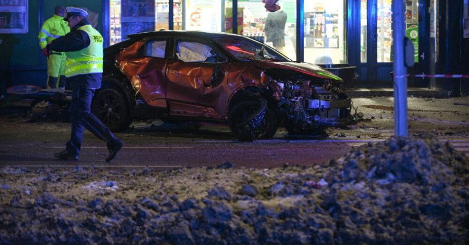 zdjęcie: Warszawa: wypadek na Pradze; kierowcy obu aut zatrzymani / Warszawa, 19.01.2026. Wypadek na skrzyżowaniu ulic Grochowskiej i Zamienieckiej w Warszawie, 19 bm. Zderzyły się dwa samochody, jeden wpadł na przejście dla pieszych, gdzie przechodziła kobieta z 5-letnim dzieckiem. Chłopiec nie przeżył. Łącznie rannych zostało sześć osób. (mr) PAP/Marcin Obara
