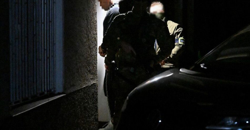 zdjęcie: Prokuratura wnioskuje o dalsze aresztowanie Patryka M. ps. Wielki Bu / Lublin, 13.11.2025. Patryk M. ps. Wielki Bu doprowadzany do Lubelskiego Wydziału Zamiejscowego Departamentu do Spraw Przestępczości Zorganizowanej i Korupcji Prokuratury Krajowej w Lublinie, 13 bm. Patryk M. ma usłyszeć zarzuty, które dotyczą działania w zorganizowanej grupie przestępczej zajmującej się obrotem narkotykami w znacznej ilości. (mr) PAP/Wojtek Jargiło ***Do tego materiału zdjęciowego dostępna jest również depesza w systemie CSI, pt.: Prokuratura: Patryk M. ps. Wielki Bu prawdopodob