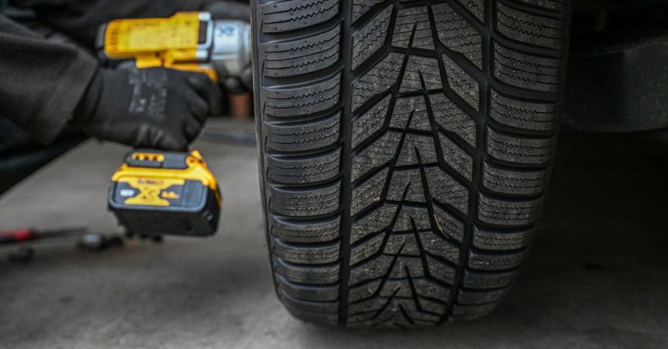zdjęcie: Rzecznik ITS: opony dobrane do pory roku są kluczowe dla bezpieczeństwa ruchu / Ostrów, 08.11.2023. Wymiana opon z letnich na zimowe w warsztacie samochodym w Ostrowie k. Przemyśla, 8 bm. (mr) PAP/Darek Delmanowicz