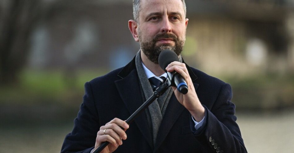 zdjęcie: Szef MON: sprawa MiG-ów była omawiana na komitecie bezpieczeństwa z przedstawicielem prezydenta; BBN zaprzecza / Gdańsk, 11.12.2025. Wicepremier, minister obrony narodowej Władysław Kosiniak-Kamysz na uroczystości wodowania i chrztu szóstego z serii niszczyciela min typu Kormoran II w siedzibie Stoczni Remontowa Shipbuilding S.A. w Gdańsku, 11 bm. (amb) PAP/Adam Warżawa