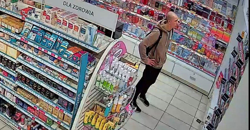 zdjęcie: Kamery zarejestrowały mężczyznę kradnącego perfumy w Mławie / fot. KPP w Mławie