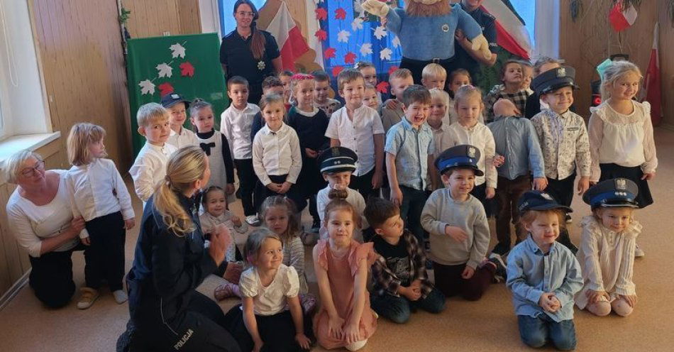 zdjęcie: Policjanci uczą przedszkolaków bezpieczeństwa w Jeleniej Górze / fot. KMP w Jeleniej Górze