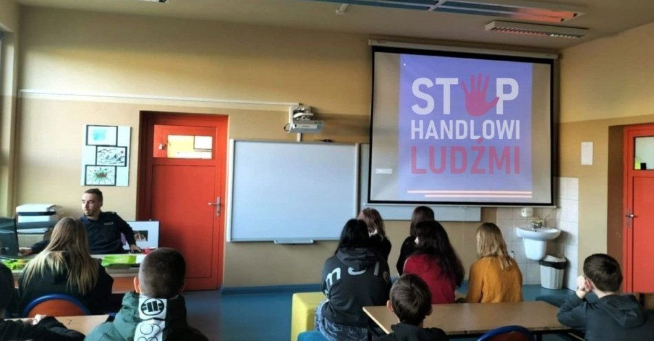 zdjęcie: Młodzież z Reska uczy się jak rozpoznać handel ludźmi / fot. KPP w Łobzie