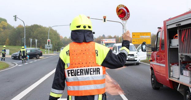 Zderzenie ciężarówki z samochodem osobowym, zablokowana dk 77