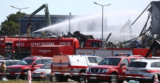 Strażacy kontynuują działania po środowym pożarze hali w Kawlach