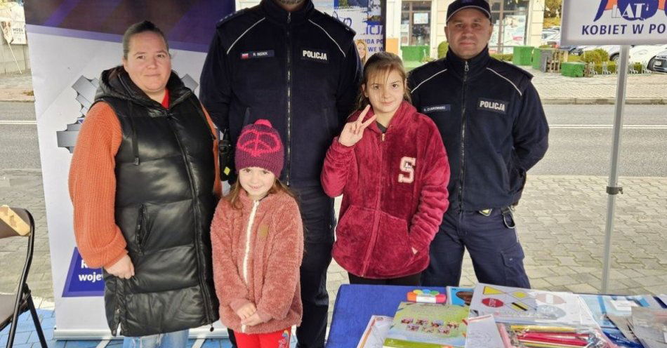 zdjęcie: Policyjne stoisko i maskotka na Biegu Niepodległości / fot. KPP Włoszczowa