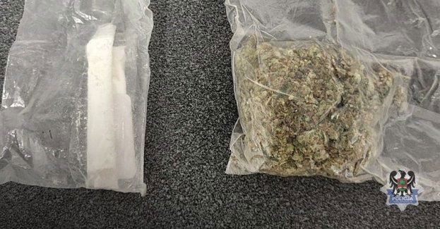 26-latek wpadł ze sporą ilością środków odurzających i psychotropowych w bramie jednego z budynków na Starym Zdroju. Mężczyzna odpowie także za handel
