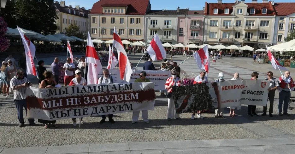 zdjęcie: Białystok: wiec w rocznicę sfałszowanych wyborów na Białorusi / Białystok, 09.08.2026. Zgromadzenie z okazji Dnia Godności, 9 bm. na Rynku Kościuszki w Białymstoku, 9 bm. To szósta rocznica wydarzeń, które rozpoczęły się po wyborach prezydenckich na Białorusi 9 sierpnia 2020 roku. Tego dnia Białorusini masowo wyszli na ulice, domagając się uczciwych wyborów, poszanowania praw człowieka oraz demokratycznej przyszłości swojego kraju. Protesty spotkały się z przemocą, represjami i masowymi zatrzymaniami. (mr) PAP/Artur Reszko