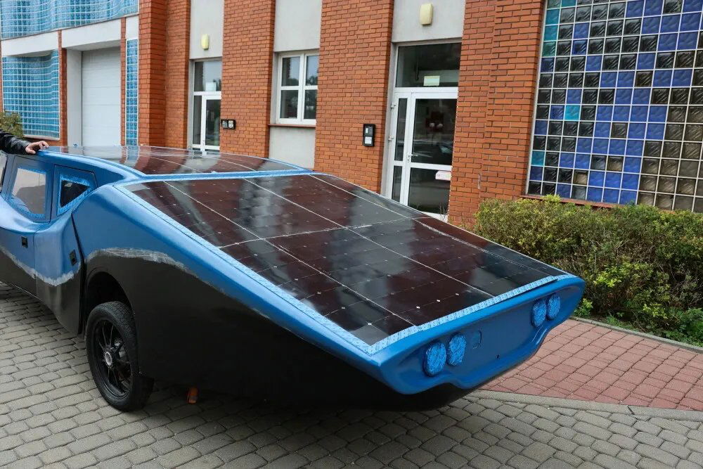 zdjęcie: Solarny bolid studentów z Politechniki Łódzkiej wystartuje w zawodach w Belgii / Łódź, 11.09.2026. Premiera najnowszego bolidu solarnego Eagle Two przygotowanego przez zespół Solar Team Politechniki Łódzkiej, 11 bm. w siedzibie uczelni w Łodzi. Pojazd weźmie udział w prestiżowych zawodach iESC 2026 (iLumen European Solar Challenge) w Belgii. (ad) PAP/Marian Zubrzycki