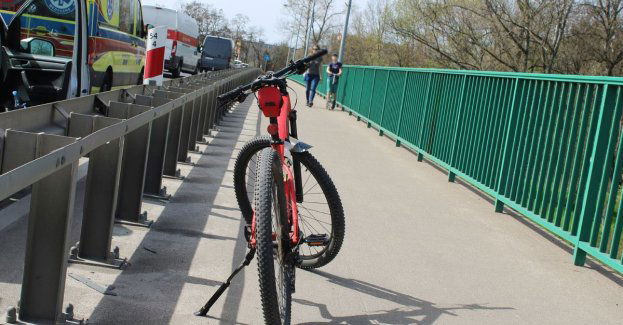 Nastolatek uciekł po zderzeniu rowerów na moście w Oświęcimiu