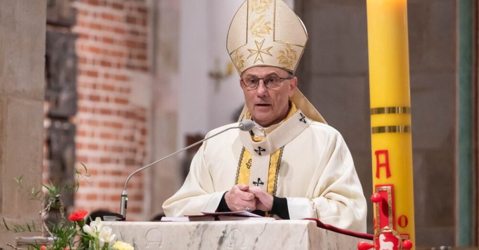 zdjęcie: Prymas: woda zmartwychwstania i życia ma szansę płynąć również i przez nas / Gniezno, 04.04.2026. Wielka Sobota. Prymas Polski abp Wojciech Polak przewodniczy rozpoczynającej obchody Zmartwychwstania Pańskiego liturgii Wigilii Paschalnej w archikatedrze gnieźnieńskiej, 4 bm. (jm) PAP/Jakub Kaczmarczyk