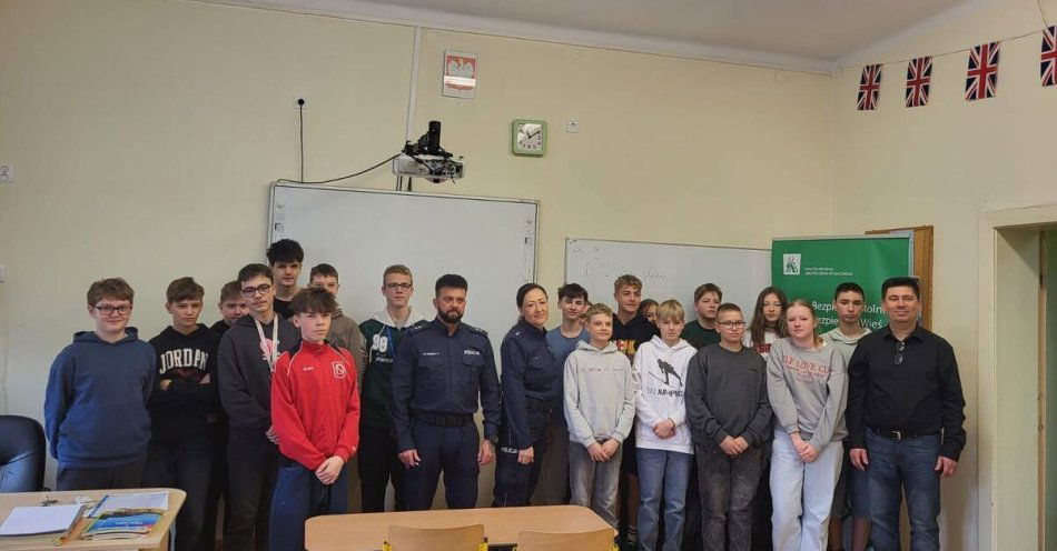 zdjęcie: W Rudach Raciborskich policja i straż uczą bezpieczeństwa na wakacje / fot. KPP w Raciborzu