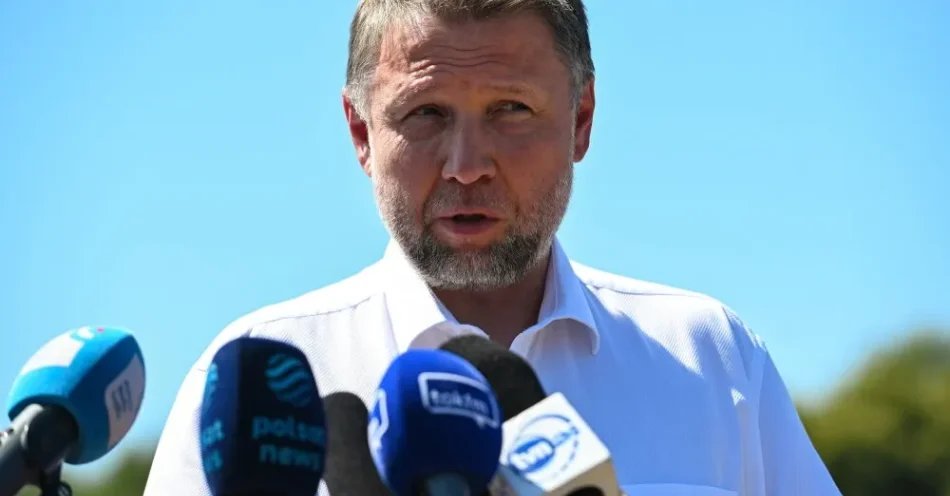 zdjęcie: Szef MSWiA: będzie uruchomiona specjalna aplikacja do ostrzegania ludności / Tarnawa-Kolonia, 30.07.2026. Szef MSWiA Marcin Kierwiński podczas wypowiedzi dla mediów w miejscu upadku obiektu w okolicach miejscowości Tarnawa-Kolonia, 30 bm. Najprawdopodobniej był to rosyjski pocisk balistyczny CH101. Według Dowództwa Operacyjnego Rodzajów Sił Zbrojnych o godz. 3.40 w polskiej przestrzeni powietrznej wykryto obiekt, dla jego rozpoznania i przechwycenia skierowano myśliwiec F-16. W miejscu upadku obiektu powstał krater o średnicy ok. 10 m. Na miejscu trwają działania operacy