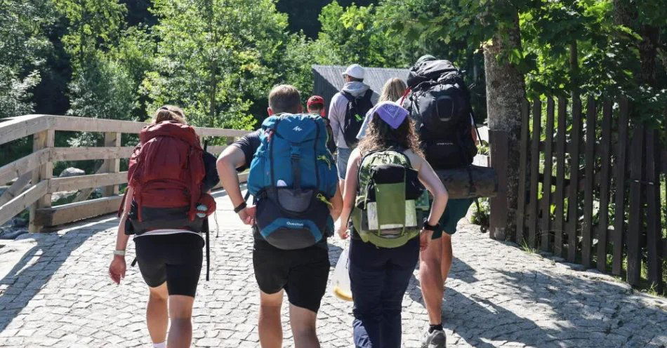 zdjęcie: W Tatrach wyraźne ożywienie ruchu turystycznego / Zakopane, 26.07.2026. Turyści przed punktem sprzedaży biletów wstępu na teren Tatrzańskiego Parku Narodowego, 26 bm. w Zakopanem. Po poprawie pogody w Tatrach na szlakach panuje bardzo duży ruch turystyczny. Tworzą się kolejki chętnych do wejścia na najpopularniejsze szczyty. (gm/zkoc) PAP/Grzegorz Momot