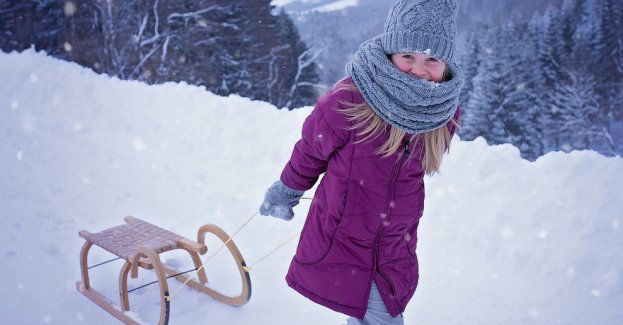 W górach zimowo; na Białym Krzyżu dzieci jeżdżą na sankach