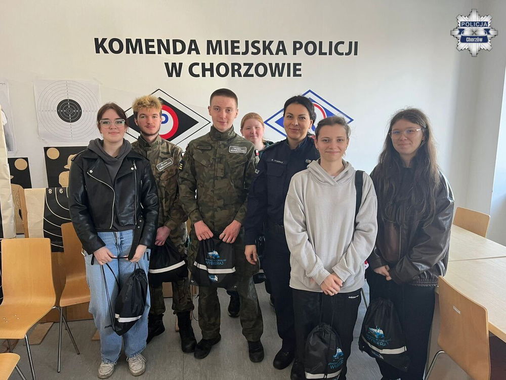 zdjęcie: Uczniowie II LO Ligonia poznali pracę Policji w Chorzowie / fot. KMP w Chorzowie