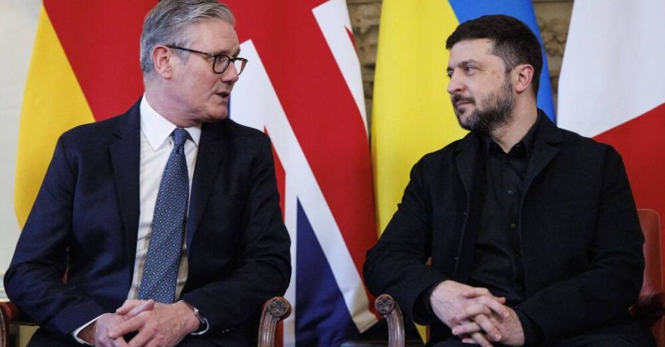 zdjęcie: Wiceszef MSZ: Sikorski rozmawiał z Zełenskim i Starmerem po szczycie w Londynie / epa12578528 Premier Wielkiej Brytanii Keir Starmer (L) i prezydent Ukrainy Wołodymyr Zełenski (R) składają oświadczenia podczas spotkania, w trakcie którego omawiane są negocjacje w trwających rozmowach pokojowych mających na celu zakończenie wojny Rosji z Ukrainą, przy 10 Downing Street w Londynie, Wielka Brytania, 8 grudnia 2025 roku. Prezydent Ukrainy przebywa w Downing Street, aby spotkać się z przywódcami Wielkiej Brytanii, Francji i Niemiec i omówić trwające negocjacje pokojowe mające na c