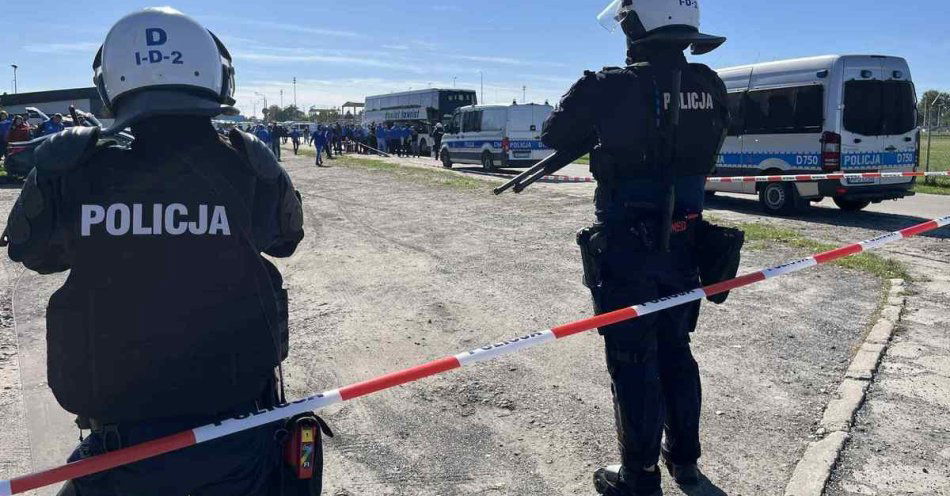zdjęcie: Służby dbają o bezpieczeństwo podczas meczu Avia Świdnik z Ruchem / fot. KPP Świdnik