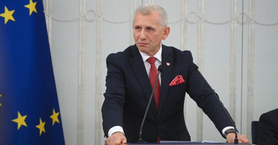 zdjęcie: Krzysztof Kwiatkowski: sąd skazał mnie bez dowodów / Warszawa, 29.10.2025. Senator KO Krzysztof Kwiatkowski przemawia na sali obrad Senatu w Warszawie, 29 bm. Senat rozpoczął dwudniowe posiedzenie; ma zająć się m.in. nowelą Prawa o ustroju sądów powszechnych umożliwiającą asesorom sądowym orzekanie w sprawach, którymi zajmują się wydziały rodzinne i nieletnich w sądach rejonowych oraz wnioskami I prezes Sądu Najwyższego o odwołanie pięciu ławników SN. (jm) PAP/Marcin Obara