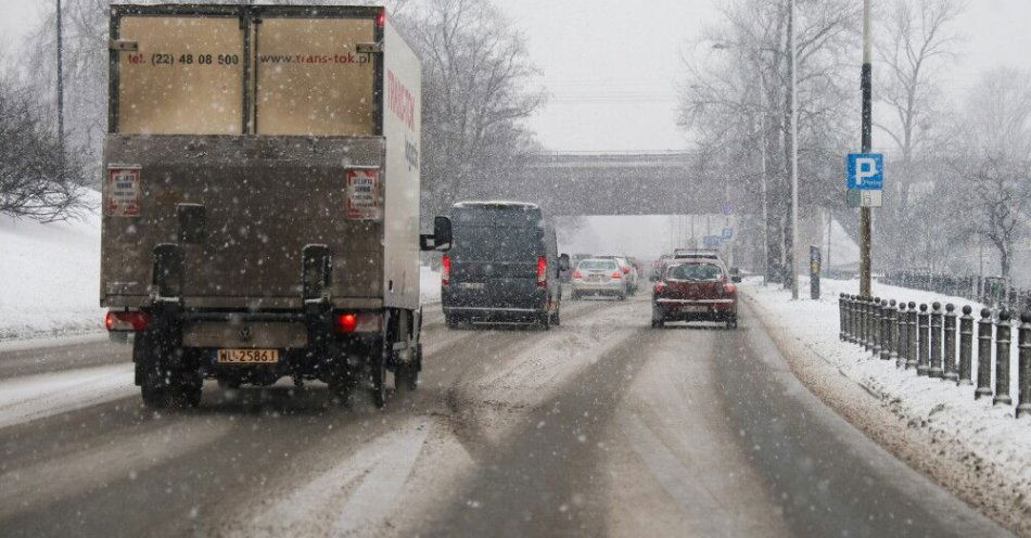 zdjęcie: Ostrzeżenia IMGW i RCB przed gołoledzią w centrum i na południu kraju / Warszawa, 14.01.2026. Trudne warunki drogowe w Warszawie, 14 bm. W związku z opadami marznącego deszczu, śniegu i gołoledzią stołeczny Zarząd Oczyszczania Miasta rozpoczął akcję posypywania ulic. IMGW wydał ostrzeżenie przed intensywnymi opadami śniegu i oblodzeniem. (mr) PAP/Paweł Supernak