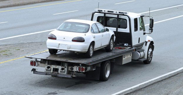 Zabetonowane auto nadal stoi i czeka na odholowanie. Przechodnie oraz mieszkańcy przychodzą je oglądać