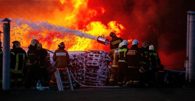 32 zastępy straży pożarnej gaszą pożar hali produkcyjno-magazynowej zakładu papierniczego