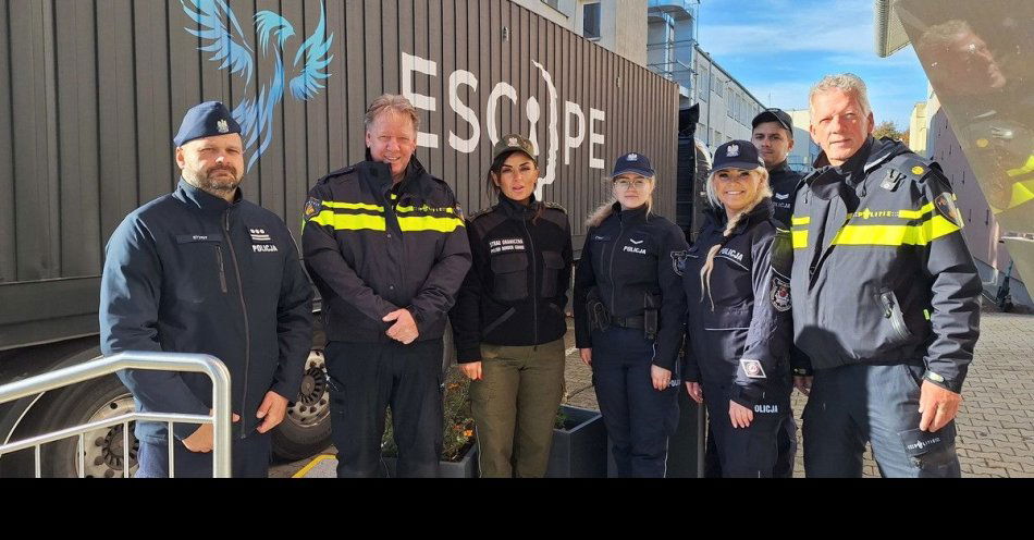 zdjęcie: ESCAPETRUCK 2025 zawitał do Polic i uczy o handlu ludźmi / fot. KPP w Policach