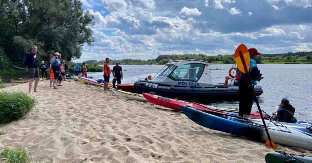 Policyjni "wodniacy" dbali o bezpieczeństwo kajakarzy