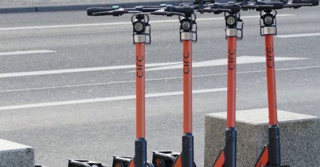 Po śmiertelnym wypadku jadącego na hulajnodze, policja wciąż szuka pieszego i świadków