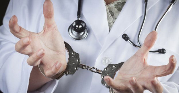 Lekarz z Ropczyc przyjmował łapówki, usłyszał ponad 500 zarzutów