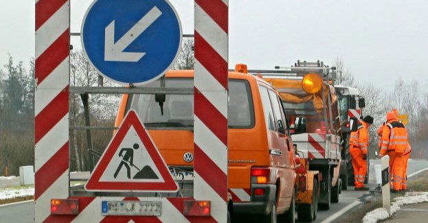 Na dk 16 w Rzecku bus uderzył w przyczepę robót drogowych; utrudnienia na trasie