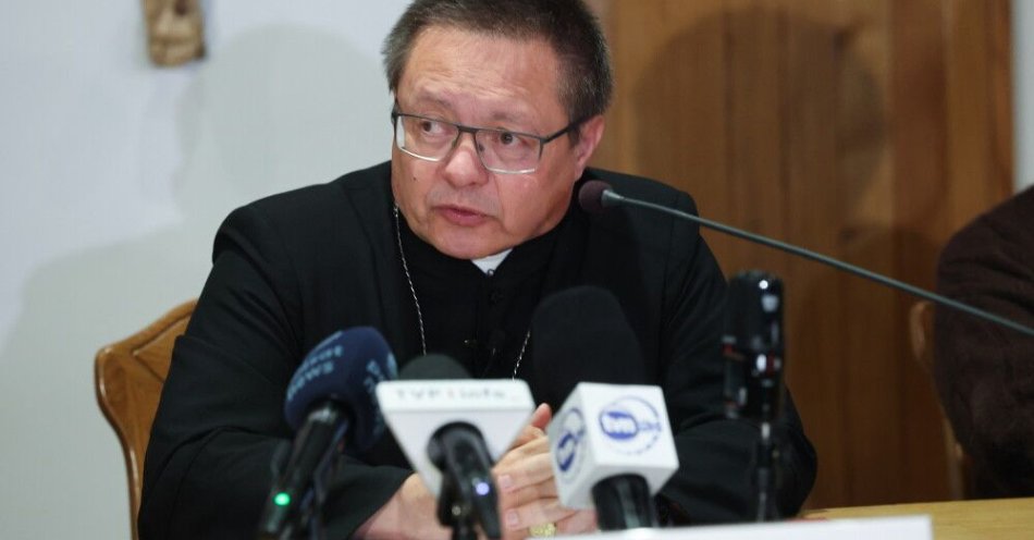 zdjęcie: Kard. Grzegorz Ryś powołał komisję ds. badania nadużyć seksualnych w archidiecezji łódzkiej / Łódź, 14.11.2025. Metropolita łódzki kard. Grzegorz Ryś podczas konferencji prasowej, 14 bm. w sali konferencyjnej Kurii Metropolitalnej Łódzkiej. Konferencja dotyczyła powołania Niezależnej Komisji Historycznej do spraw Zbadania Przypadków Nadużyć Seksualnych w Archidiecezji Łódzkiej w okresie od 1945 r. do dnia dzisiejszego. (sko) PAP/Marian Zubrzycki